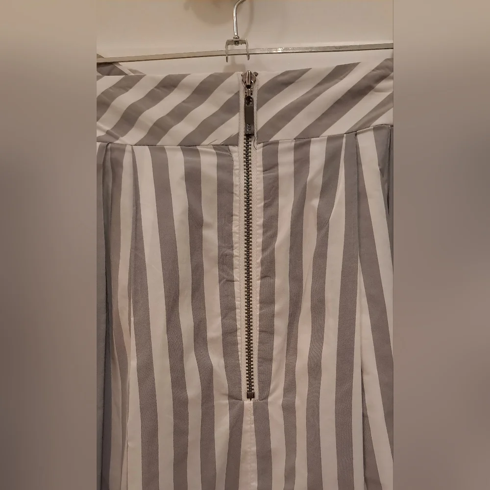 CUE Grey & White Striped Pleated Skirt - Picture 4 of 7